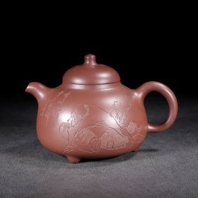 品名：乳丁 底款：景舟手制 尺寸：16/11cm 容量：500cc 紫砂分类：原矿红泥 底款介绍：顾景舟（1915年一1996年），原名景洲，后改名为景舟。别称曼希、瘦萍、武陵逸人、荆南山樵，自号壶叟、老萍，中国工艺美术大师、宜兴紫砂名艺人、中国美术家协会会员。顾景舟曾自创堂号为自怡轩。他在壶艺上的成就极高，技巧精湛，且取材甚广。可说是近代陶艺家中最有成就的一位，所享的声誉可媲美明代的时大彬。