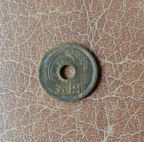 日本五元硬币  昭和五十九年