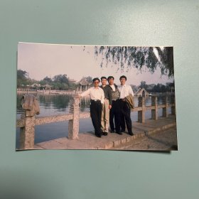4名中青年男子在辉县百泉湖畔留影 90年代（5吋彩色老照片）