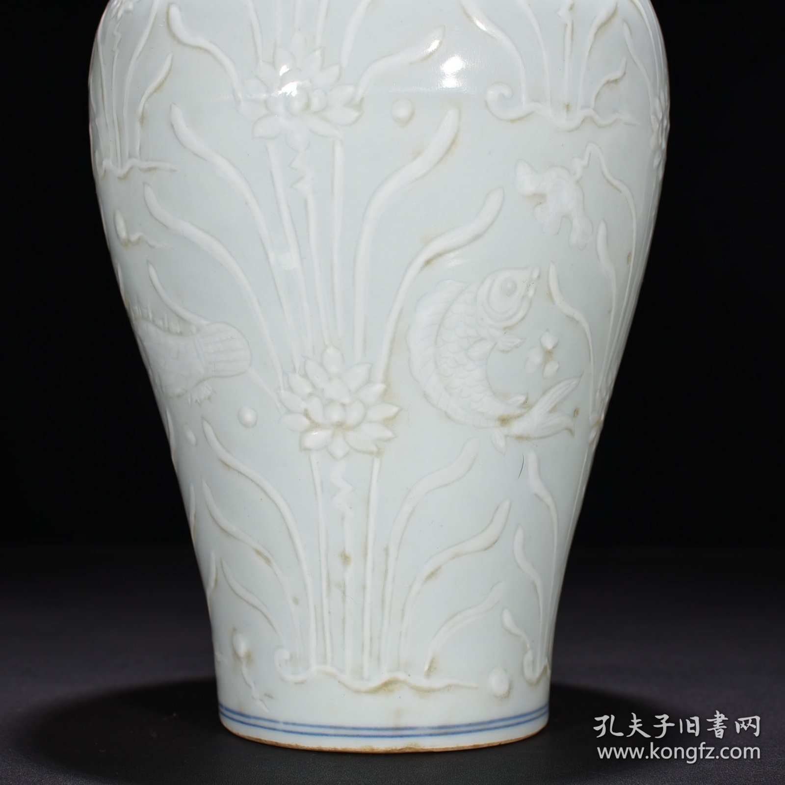明宣德甜白釉雕刻鱼藻纹梅瓶 31*16厘米