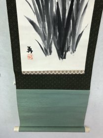 再 画268精品回流 鸢尾花图立軸，纸本绫裱，树脂軸頭，畫芯27×66厘米，款印如图，品相如圖老旧，手绘精品放心收藏！