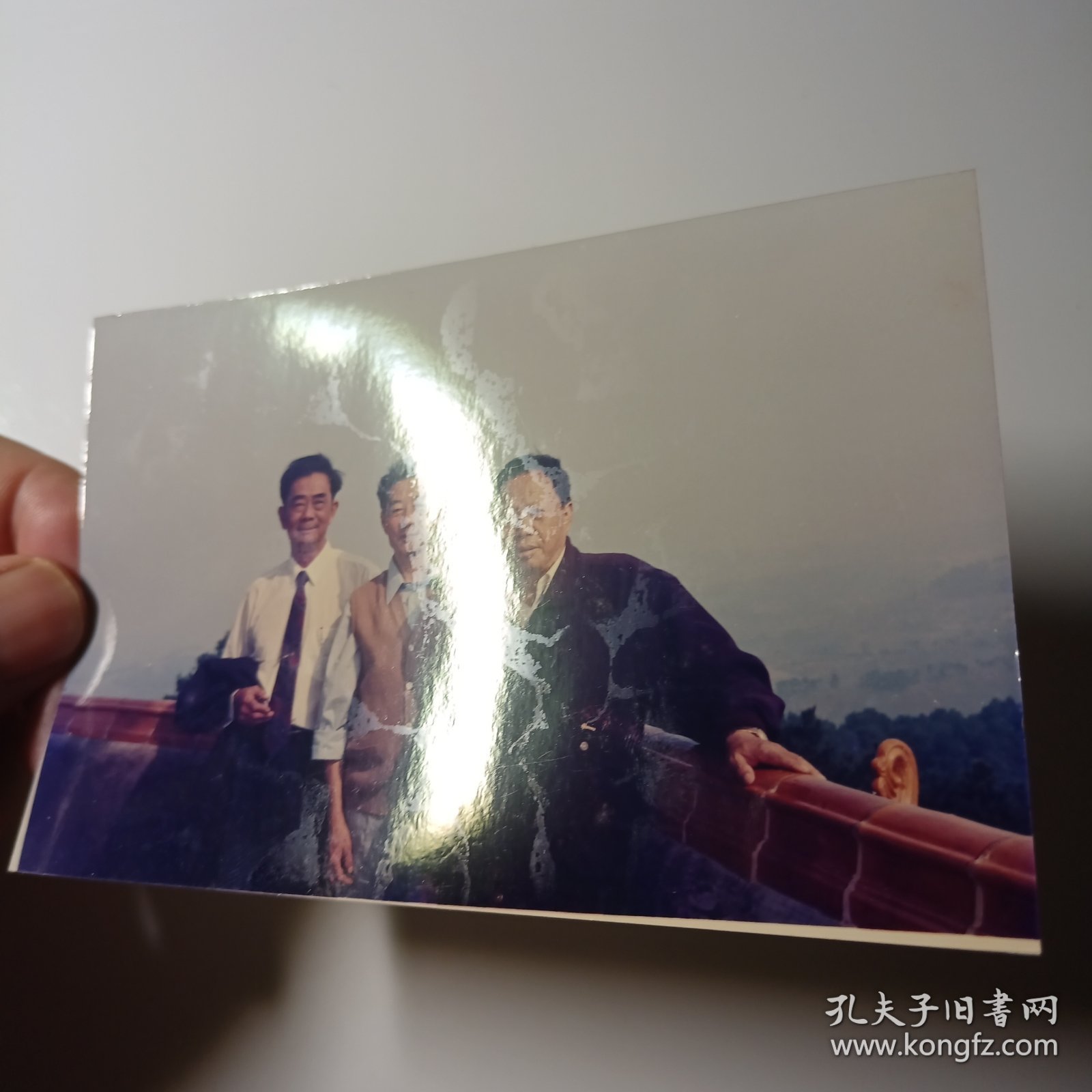 老照片-三人在南宁青秀山风景区观景台上留影