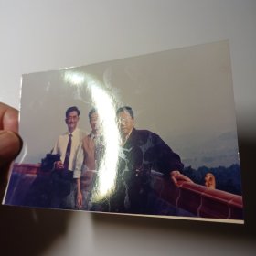 老照片-三人在南宁青秀山风景区观景台上留影