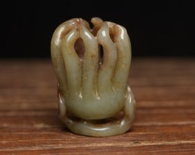 和田玉佛手 规格: 5.3×3.7×3.2厘米，重 63克。 玉质温润细腻，沁色自然，刀功老道，皮壳包浆一流，雕刻生动，线条流畅，品相完美！