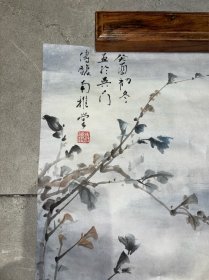 苏州籍著名画家高级工艺美术师汪传馥月色镜片66*44.5 汪传馥，一九三四年生于江苏苏州。现为中国工艺美术学会会员，吴门画派研究会会员，苏州市书画研究会会员；高级工艺美术师。汪自幼随父学画，后拜乡人杨公毅为师，继私淑任伯年。一九六一年受北京画家曹克家指导乃涉猎动物画。主要作品∶《猫戏图》、《春酣》条屏四幅（江苏人民出版社），《樱花盛开》（中日美术交流展），《群猫花蝶》四条屏（古吴轩出版社），199