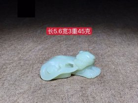 和田玉瑞兽摆件：玉质细腻，包浆油润，雕工精细，雕刻栩栩如生，线条流畅，品相完美，细节如图