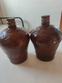 一对刻花大空瓷酒瓶