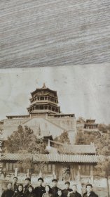 1952年北京艺宫工业社职工北京万寿山合影照片一张。