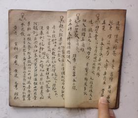 清代或民国手抄本《精抄中藥秘方》134方。【半夏生姜汤】【葛根黄芩湯】【黄芩半夏湯】【五味子湯】【独活消痰飲】【補肺饮】【利咽解毒湯】【三黄熟艾湯】【赴筵散】【龍虎散】【神功消毒保婴丹】【百解散】等134个秘方验方。每个药方都有具体的成份组成，配制方法，治疗成效，讳忌事宜，该秘方集都是老中医的经验方，方方灵验，非常珍贵的134个秘方。毛笔字书写工整漂亮。书法一流，35个简页70面，很值得借鉴收藏。