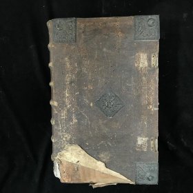 德文路德译本《神圣经典》（Die Heilige Schrift, German Luther Bible），疑为1584年威登堡汉斯·鲁夫特版本，黑体哥特字印刷，三栏排版，巨册，附金属封饰与木板装帧