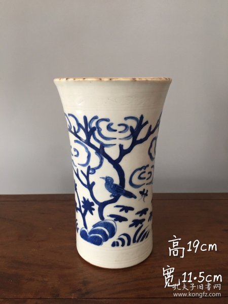 旧藏：青花花鸟笔筒 规格：高19宽11.5cm 简介：纯手工制作，制作精细，包浆自然厚重，器型独特，品相完整