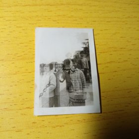 老照片–60年代三个年轻女孩在公园湖边留影（重影）