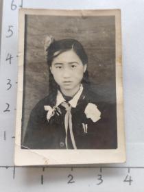 1958年粗辫子美女扎花戴红领巾照片泛银(林文甫杨如芬相册)