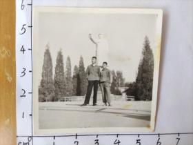 两帅哥在广场毛主席挥手雕塑前合影照片(感觉应该是原昆明工学院内)