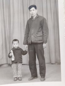 50-60年代帅哥叼烟牵着手拿玩具的儿子合影照片106769