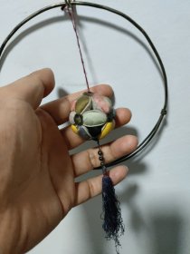 清代老手工刺绣绣球，绣球代表寻找有缘人，色彩丰富，设计复古优雅，中心有金色花纹，底部配有流苏，整体做工精致。适合用作家居装饰或礼品赠送。 分类：刺绣 状态：全新 感兴趣的朋友可以联系我哦～