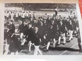 70年代老照片展览照片类：(24)十二月二十日，第八届亚运会胜利闭幕。盛会有终，友谊长存。再见了，朋友们，愿我们四年后再次相会。于小平摄
