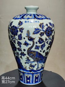 美品·款识“大明宣德年制”精工细作满工青花描金孔雀牡丹纹梅瓶。sxg