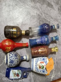 一共是8个。各种空酒瓶子。喜欢收藏酒瓶的不要错过