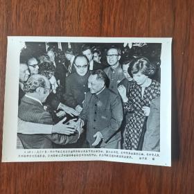 邓小平1979年访美新闻展览照 新华社名记者摄
邓小平参加中美有关单位联合举行的招待会时与美国朋友握手  1张！