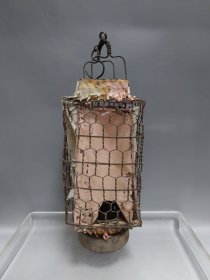 清代铁灯笼。长13cm 宽13cm 高37cm。
