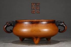 明 精铸紫铜胎龙首耳炉
高7.3cm 口径13.2cm 腹径15.5cm 耳距20.5cm 重3.3斤