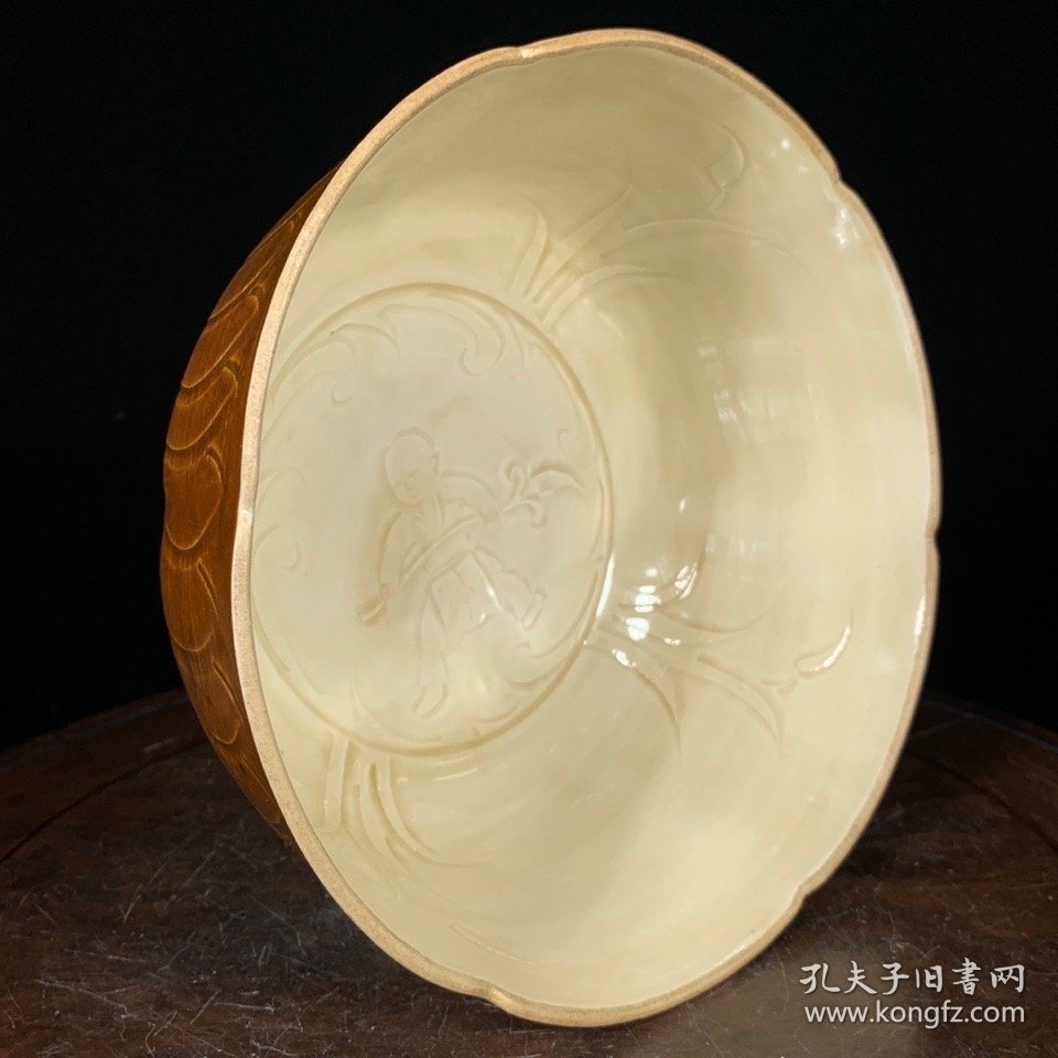 宋定窑刻童子纹葵口碗，高8直径18.5cm，