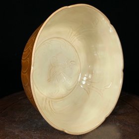 宋定窑刻童子纹葵口碗，高8直径18.5cm，