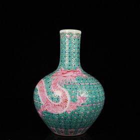 粉彩龙纹天球瓶