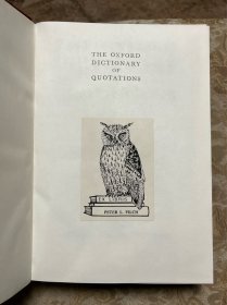 精品《牛津名人金句大词典》，Oxford Quotations牛津大学出版社权威出版，伦敦名坊BAYNTUN精工装帧，酒红色摩洛哥羊皮竹节背压花烫金，保存完好如同新书，厚重大开本。内容收录了莎士比亚、拜伦、朗费罗、布朗宁、乔叟、菲茨杰拉德、约翰逊、吉卜林，斯威夫特…世界顶级大文豪脍炙人口的金句名言，文明星光灿烂时……