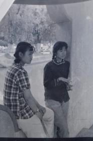 1974年，女青年，军帽男青年合影摄影底片两种