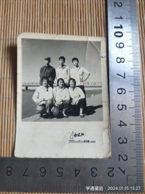 老照片：73年六青年松花江边留影（尺寸见钢板尺）