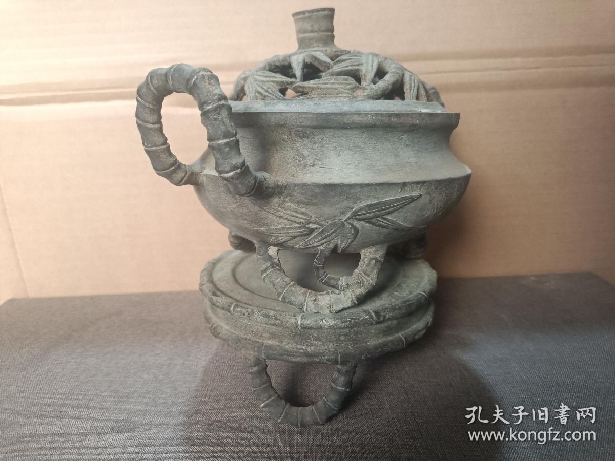 古董  古玩收藏  铜器   铜香炉  乾隆年制铜炉   纯铜香炉   长20厘米，宽15厘米，高22厘米，重量5.5斤