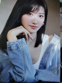 【图案二】实物拍摄。实体纸质书尺寸17.5乘24厘米。《景甜 高颜值 高清摄影写真集》美女摄影。大中型画册65页。实物拍摄。应援会。粉丝团