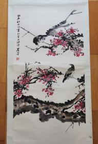 青岛已故国画家 王君华 红梅八哥花鸟 设色(彩色) / 纸本 / 立轴 / 134 × 66 cm,系李苦禅师弟，大写意笔墨技法一脉相承。保真迹。包顺丰快递