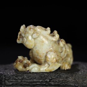 旧藏 和田玉子母兽摆件,玉质细腻油润,包浆老道,,尺寸 高 5.4厘米,长 8.8厘米,宽 5.8厘米,重 214.5克!