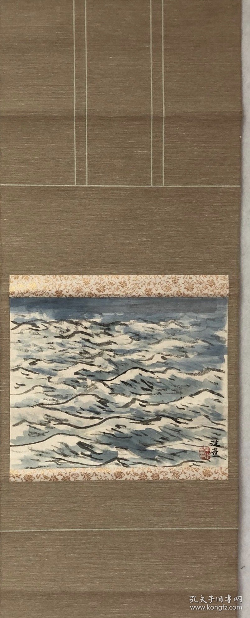 楳崎洙雀，回流立軸，水纹图，纸本綾裱，骨质軸頭，畫芯34×26厘米。画风古朴，意境深远。