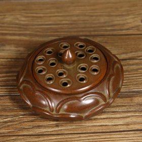铜莲花圈足熏炉摆件，品相如图 炉身直径10.3厘米 口径7厘米 高5.8厘米 重460克