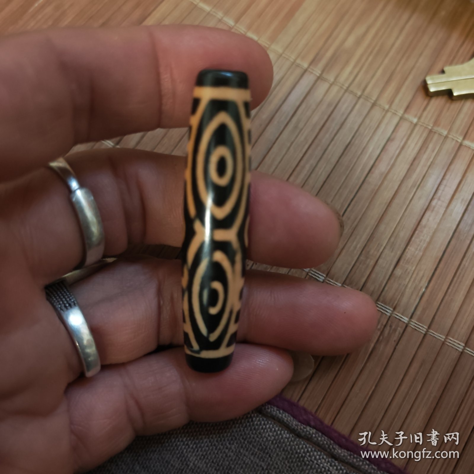 非常漂亮稀罕的六眼老天珠一颗高油黑体黄肉很油润细腻