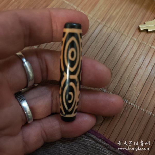 非常漂亮稀罕的六眼老天珠一颗高油黑体黄肉很油润细腻