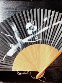 黑白之花 日本回流京扇绢扇，展幅38Cm，高21.5Cm ，竹扇骨，有骨节，漂亮，纯手绘，小珠坠，保管完好。这类款第一次遇，黑黑白白，分明。