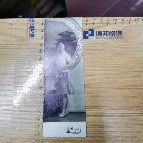 老照片：一位手腕挎小提包的美女留影、红旗照相馆