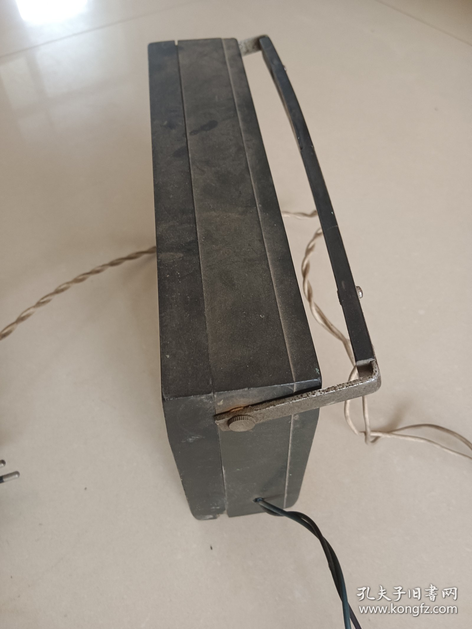 新华牌老收音机 原主人自行修改线路接外电源，打开有声音，有收台，音量大小失调声音很大 收台可调好使，背盖子内瑕疵小缺图九，拍前可发调试视频了解24.5×10.7×6