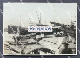 【福州史料】1932年1月 福州码头乘船驶离的日本台湾军海军陆战队及江面上停泊的日本军舰 原版老照片一枚（相纸较厚。1932年1月3日，福州日本小学校发生了教谕水户夫妇被杀害的“水户事件”，日本台湾军以此为借口派舰队司令松山太郎少将率驱逐舰队驶至福州湾，妄图入侵福州，但被日本内阁干涉阻止，1月4日已入港的日军驱逐舰队司令松山太郎少将率海军陆战队参加了在福州日本小学校举行的吊唁仪式并逗留数日。）