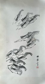 薛佛影水墨国画镜心《虾趣图》。薛佛影（1905～1988），原名光照。江苏无锡人，久寓上海。出身于书香门第，幼受家训，能诗文，懂医道，勤攻篆刻。1925年来沪，1931年协助王蕴章创办正风文学院，与胡朴安、胡怀琛、吕思勉、钱基博等相交；又得吴湖帆、张在园等名师指导，技艺愈精。对古代陶器、甲骨、钟鼎、铜镜、玉石、砖瓦之刻纹，悉心钻研，精心摹练，渐融会于象牙细刻之中。为国家文化部授予特级工艺美术大师。