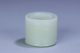 晚清 和田玉吉祥如意纹扳指。 规格:3.1*3.4*2.2cm 重47g