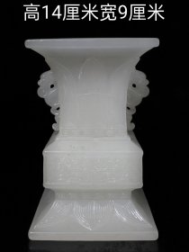 X珍白玉四方花瓶孤，雕刻精美，入刀深邃，石质坚硬 油润，手感圆滑。尺寸细节如图，重：987g，