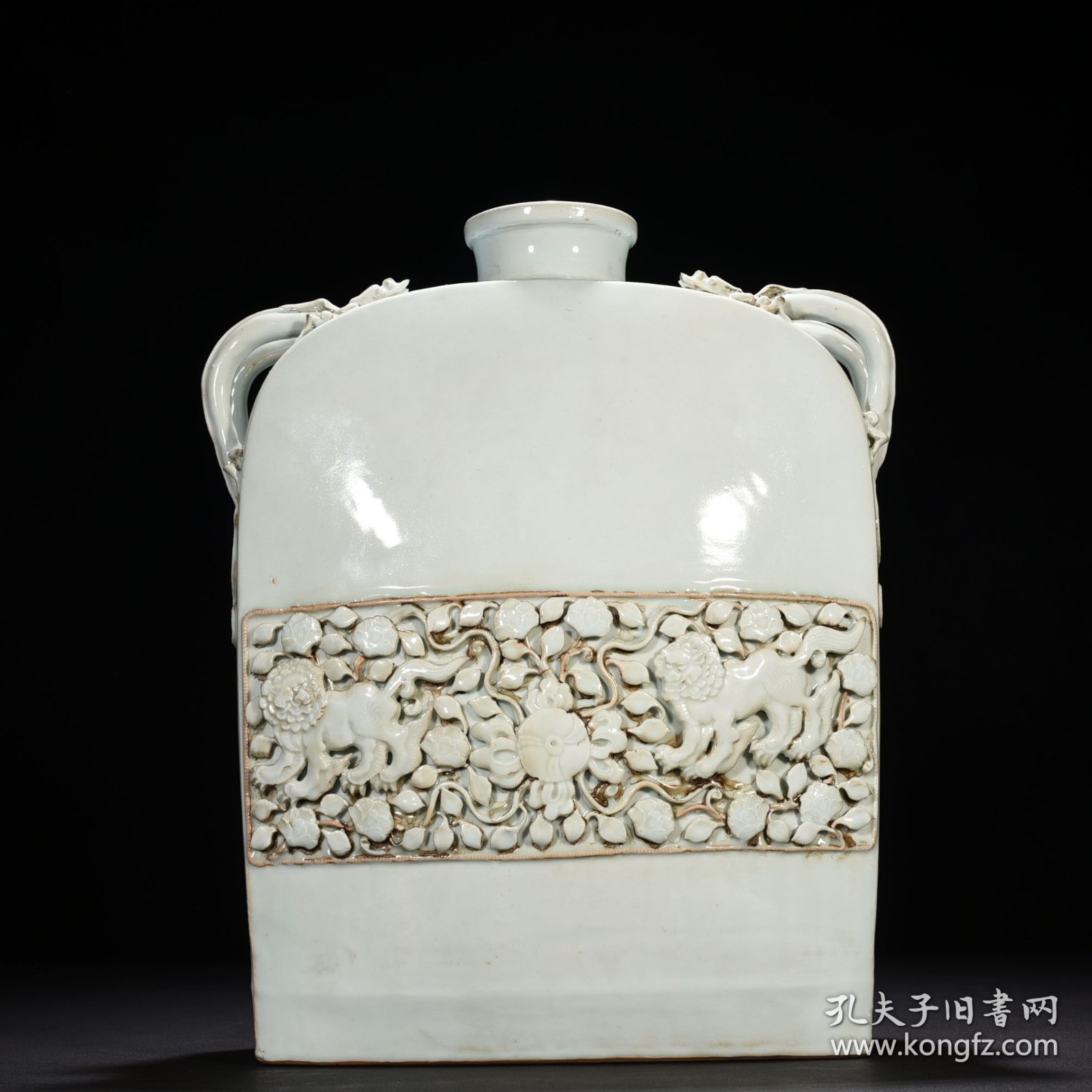 元甜白釉贴塑狮子滚绣球四系扁瓶 40*31厘米