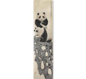 吳孔庭，中國美術(shù)家協(xié)會會員，中國工筆畫學(xué)會會員，莆田市工筆畫學(xué)會副會長。 《熊貓》，保真，有合影，畫芯：31x128cm，手工托底。
