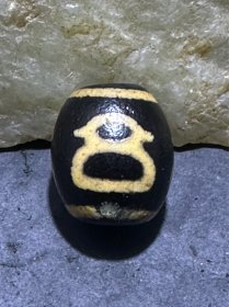 藏传财神玛瑙随形天珠一颗，